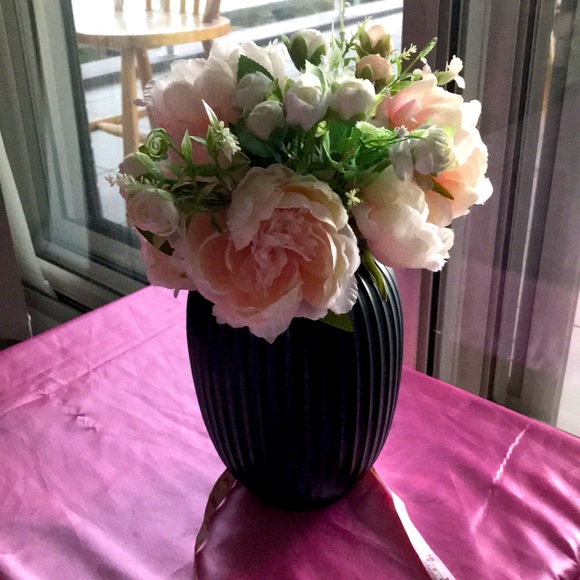 Flower Arrangement/ Artificial flowers in vase - Picture 5 of 5